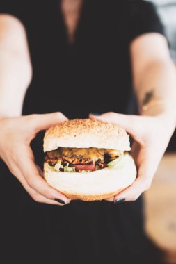 Taze sebzeli ev yapımı hamburger.