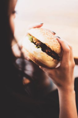 Taze sebzeli ev yapımı hamburger.