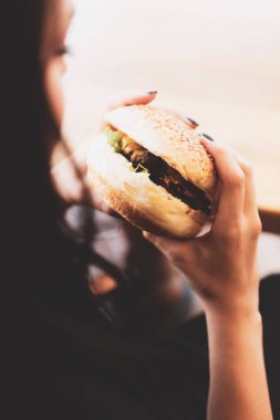 Taze sebzeli ev yapımı hamburger.
