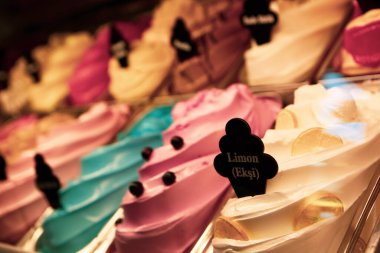 Buzdolabında lezzetli meyveli dondurma var..