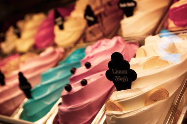 Buzdolabında lezzetli meyveli dondurma var..