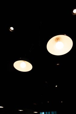 Karanlığın içinde şık bir avize