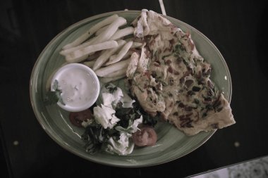 Lezzetli omlet ve kahvaltı tabağı masada..