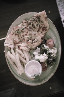 Lezzetli omlet ve kahvaltı tabağı masada..