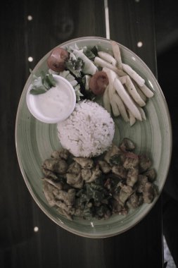 Masada lezzetli tavuk yemeği