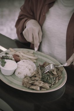 Masada lezzetli tavuk yemeği