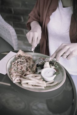 Lezzetli omlet ve kahvaltı tabağı masada..