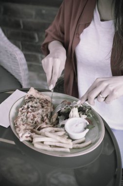Lezzetli omlet ve kahvaltı tabağı masada..