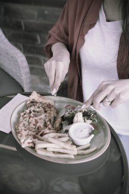 Lezzetli omlet ve kahvaltı tabağı masada..