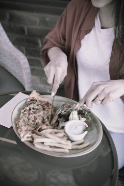 Lezzetli omlet ve kahvaltı tabağı masada..