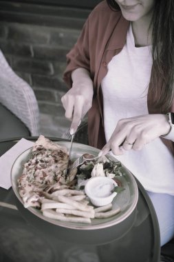 Lezzetli omlet ve kahvaltı tabağı masada..