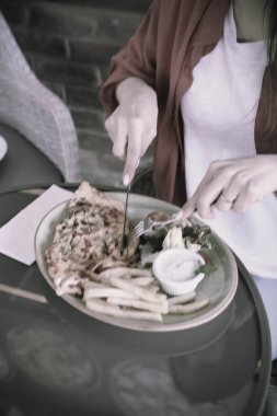 Lezzetli omlet ve kahvaltı tabağı masada..