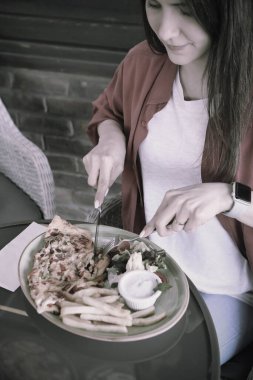 Lezzetli omlet ve kahvaltı tabağı masada..