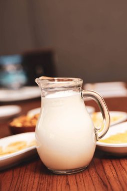 Bir bardak süt masada 