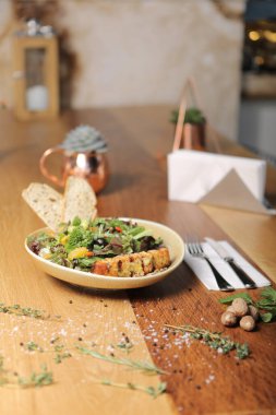 Taze salata tabağı ile karışık yeşillik