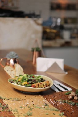 Ceviz ve peynirli sağlıklı salata.