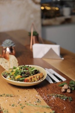 Ceviz ve peynirli sağlıklı salata.