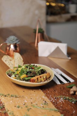 Ceviz ve peynirli sağlıklı salata.