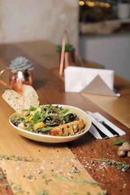Ceviz ve peynirli sağlıklı salata.