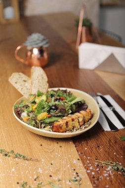 Ceviz ve peynirli sağlıklı salata.