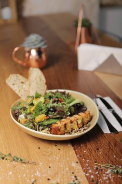 Ceviz ve peynirli sağlıklı salata.