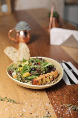 Ceviz ve peynirli sağlıklı salata.