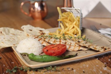 Masada lezzetli tavuk yemeği