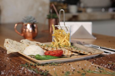 Masada lezzetli tavuk yemeği