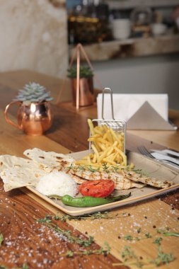 Masada lezzetli tavuk yemeği