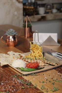 Masada lezzetli tavuk yemeği