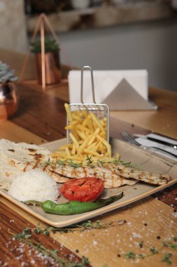 Masada lezzetli tavuk yemeği