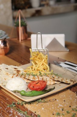 Masada lezzetli tavuk yemeği