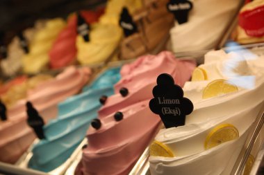 Buzdolabında lezzetli meyveli dondurma var..