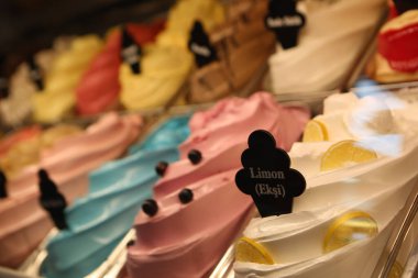 Buzdolabında lezzetli meyveli dondurma var..