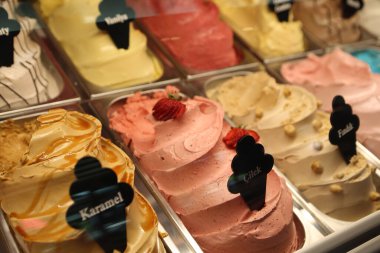 Buzdolabında lezzetli meyveli dondurma var..