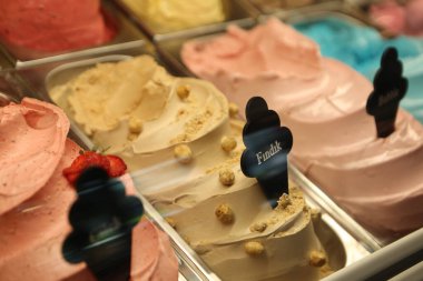 Buzdolabında lezzetli meyveli dondurma var..