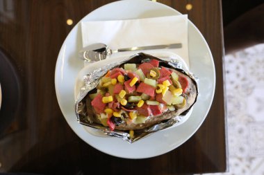 Peynir, sosis, zeytin, biber ve Mısır ile pişmiş kumpir patates dolması