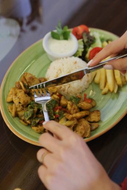 Masada köri soslu tavuk.