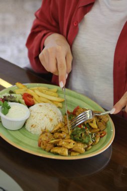 Masada köri soslu tavuk.