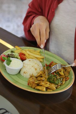 Masada köri soslu tavuk.