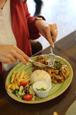 Masada köri soslu tavuk.