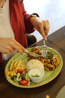 Masada köri soslu tavuk.