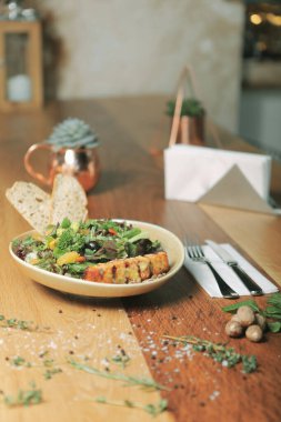 Taze salata tabağı ile karışık yeşillik