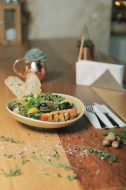 Taze salata tabağı ile karışık yeşillik