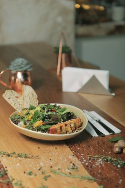 Taze salata tabağı ile karışık yeşillik