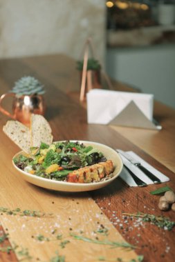 Taze salata tabağı ile karışık yeşillik