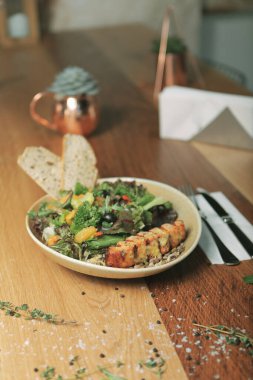 Taze salata tabağı ile karışık yeşillik