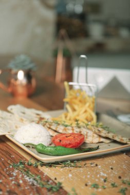 Masada lezzetli tavuk yemeği