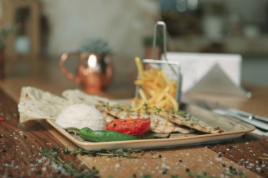 Masada lezzetli tavuk yemeği