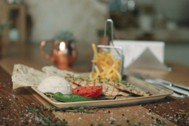 Masada lezzetli tavuk yemeği